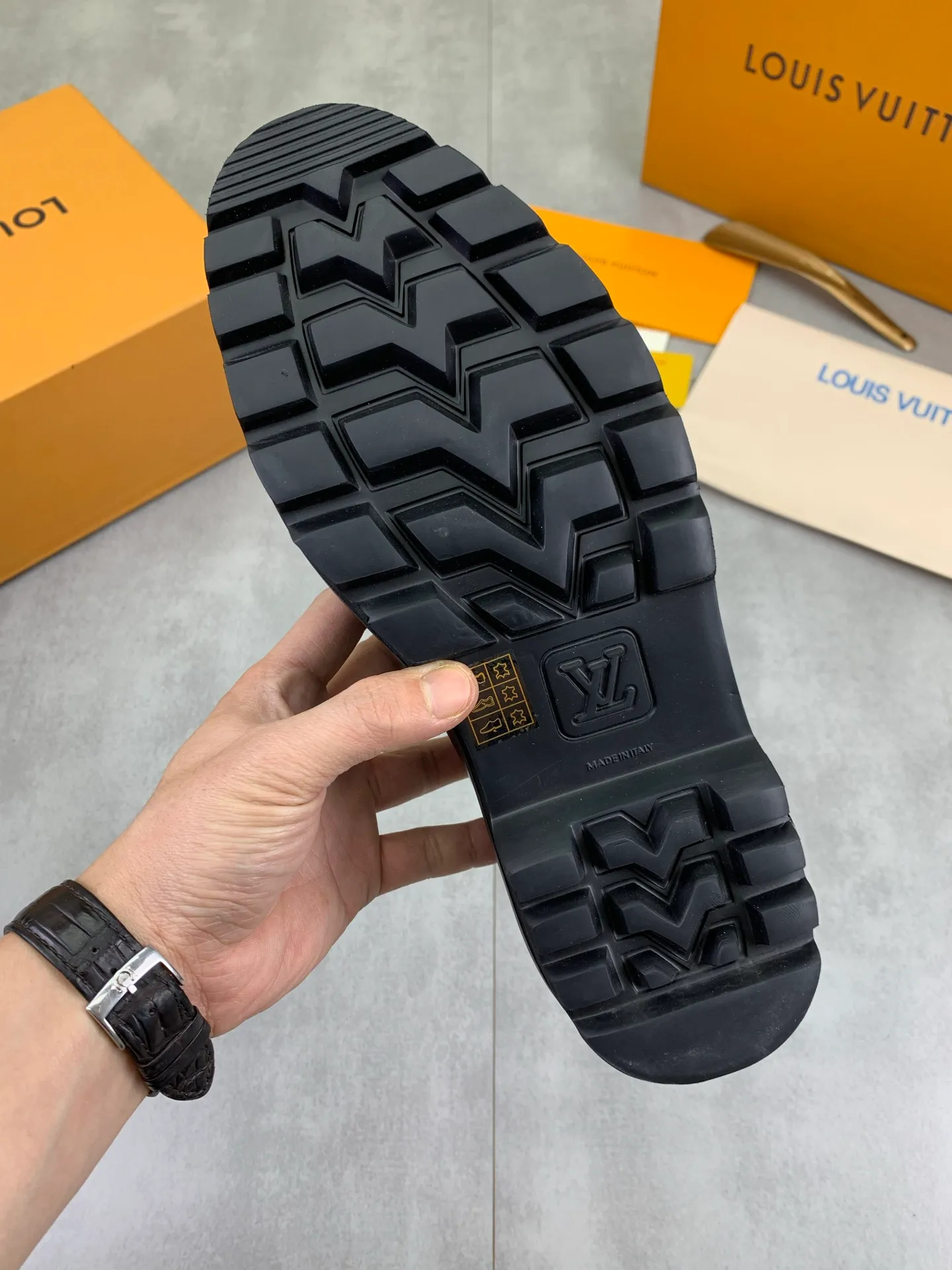 Factory price P820 💎💎💎Top version LOUIS VUITTON [Louis Vuitton] - LV men's business casual leather shoes, luxurious and noble 👞All imported original cowhide, just to create a more comfortable wearing experience, upper: original high-end calfskin➕Imported soft cowhide lining, original lightweight foam outsole✔️Color: 3️⃣colors available Size: 39-44 (38.45 46 can be customized (non-returnable)